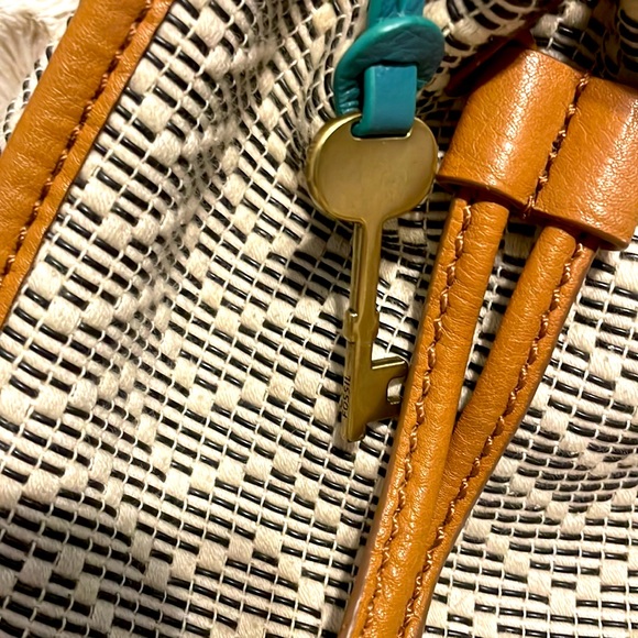 Fossil Crossbody Cinch Closure Purse ❤️ 💙 💖 - Picture 6 of 12